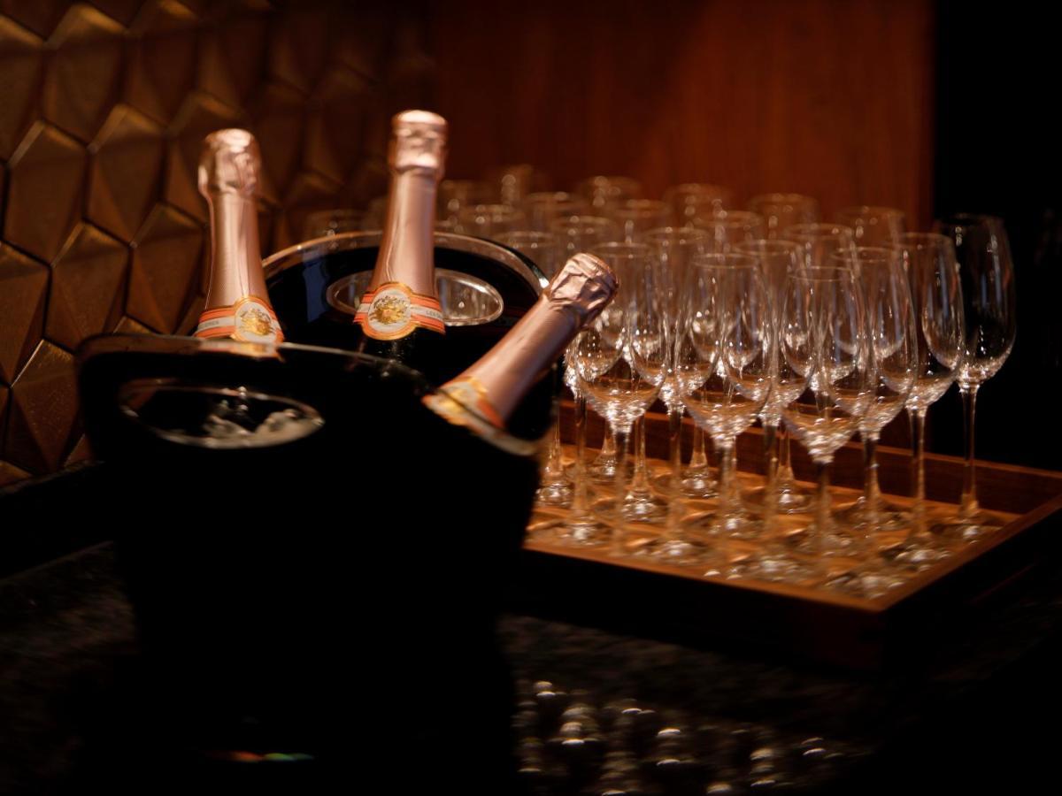 The Hotel Sanraku Kanazawa 21Th December 2022 Open Exteriér fotografie Champagne bottles and glasses