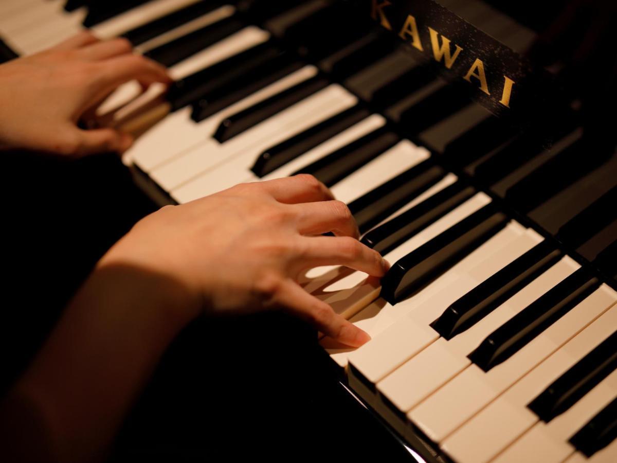 The Hotel Sanraku Kanazawa 21Th December 2022 Open Exteriér fotografie A pianist playing a Kawai piano