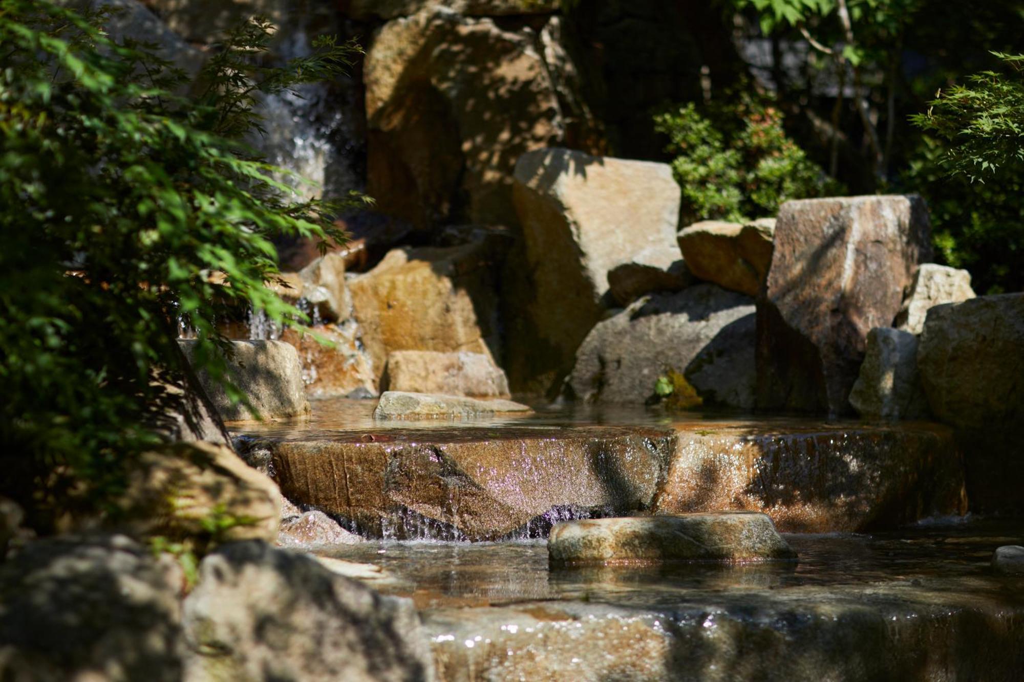 The Hotel Sanraku Kanazawa 21Th December 2022 Open Exteriér fotografie The hot springs at the top of the falls